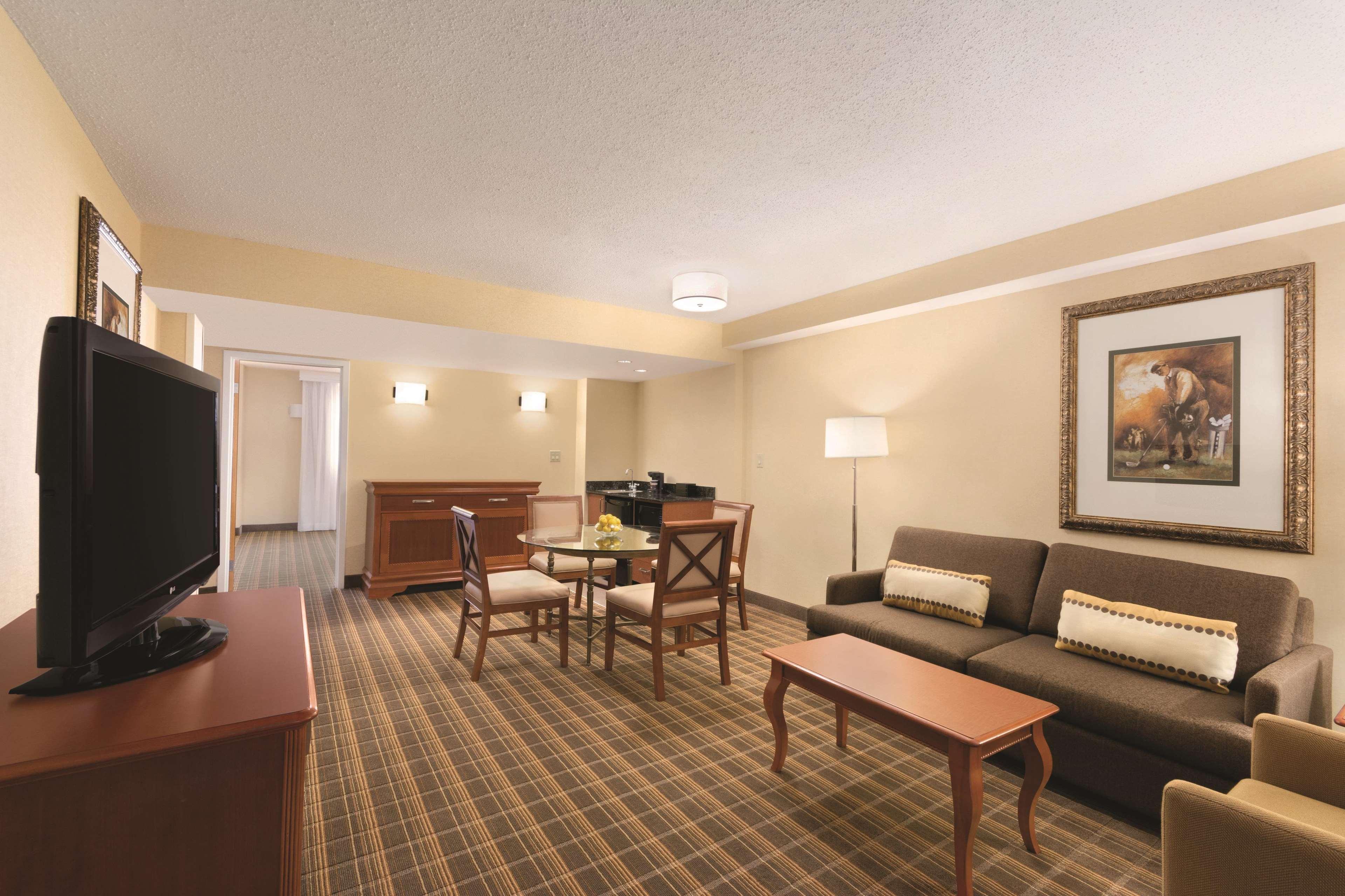 Embassy Suites Greenville Golf Resort & Conference Center Bagian luar foto